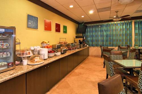 comfort-suites-fort-lauderdale-airport-cruise-port-hotel-breakfast