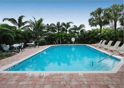 comfort-suites-fort-lauderdale-airport-cruise-port-hotel-pool-2