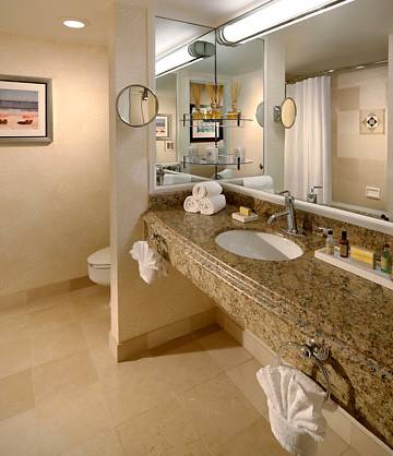 fort-lauderdale-marriott-harbor-beach-resort-spa-bath-room