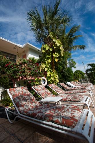 shore-haven-resort-inn-lauderdale-by-the-sea-pool-deck